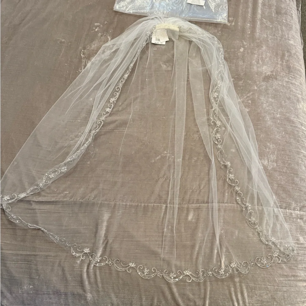 David's Bridal White Floral Embroidered Veil - Picture 3 of 7